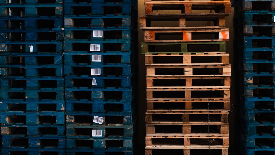 Palletised goods in a distribution warehouse